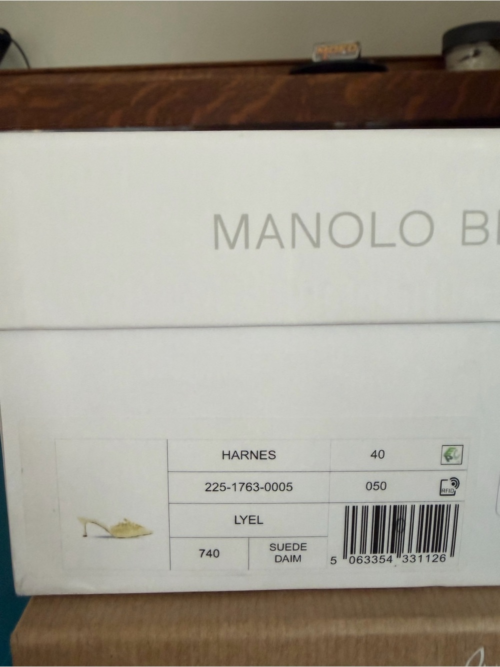 Manolo Blahnik’s Harnes 50 Appliquéd Suede Mules Pastel Yellow Size EU 40 - Picture 10 of 10
